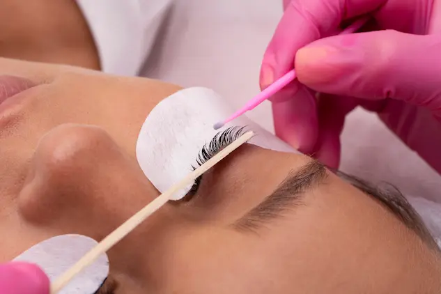 Diseño de cejas y lifting de pestañas a domicilio Medellín